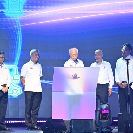 From left to right: Ainul Azhar Ainul Jamal, GENTARI Board of Director Member, Tengku Datuk Seri Utama Zafrul bin Tengku Abdul Aziz, Finance Minister, His Excellency Dato’ Sri Ismail Sabri bin Yaakob, Prime Minister, Tan Sri Dato' Seri Mohd Bakke Salleh, PETRONAS Chairman, Datuk Tengku Muhammad Taufik, GENTARI Chairman
